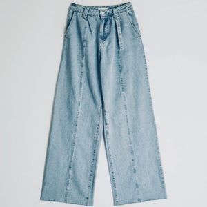 high waisted light-wash jeans 🦋